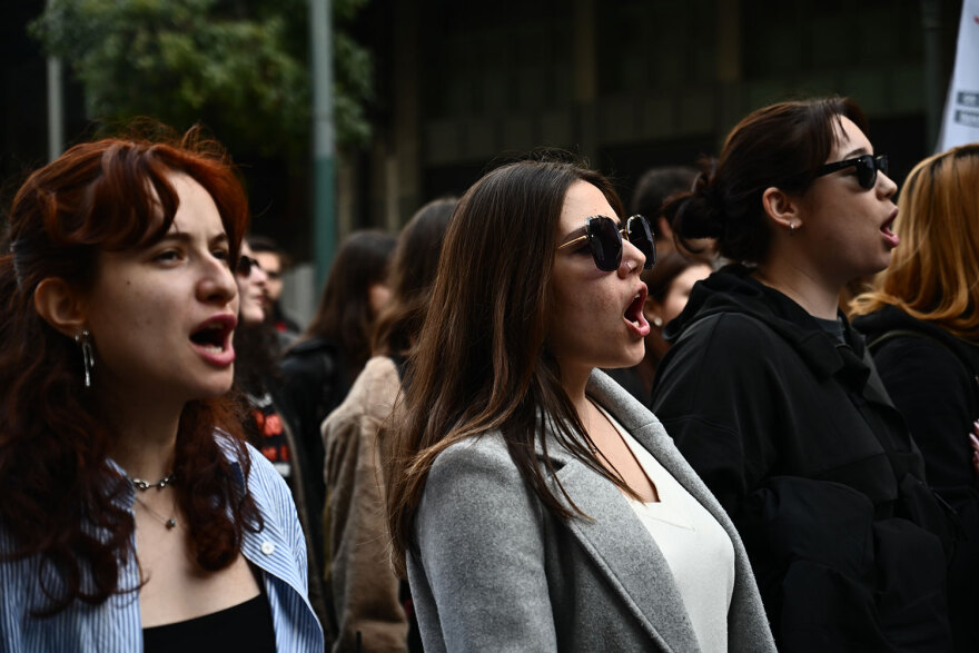 Έπεσαν μολότοφ στην Πατησίων μετά το πανεκπαιδευτικό συλλαλητήριο