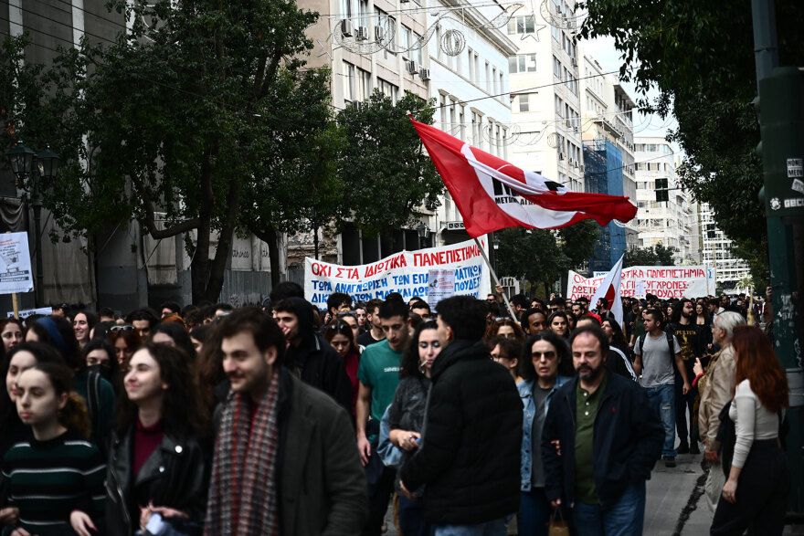 Έπεσαν μολότοφ στην Πατησίων μετά το πανεκπαιδευτικό συλλαλητήριο
