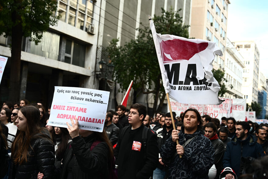 Έπεσαν μολότοφ στην Πατησίων μετά το πανεκπαιδευτικό συλλαλητήριο