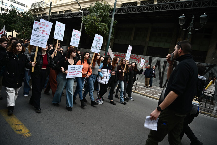 Έπεσαν μολότοφ στην Πατησίων μετά το πανεκπαιδευτικό συλλαλητήριο