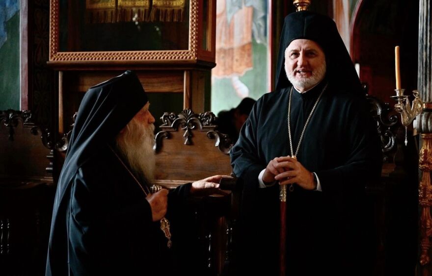 Παρουσία του Ελπιδοφόρου η ρίψη του Τιμίου Σταυρού στο Άγιον Όρος