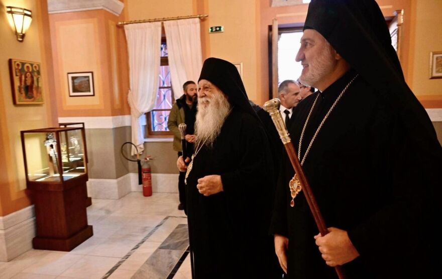 Παρουσία του Ελπιδοφόρου η ρίψη του Τιμίου Σταυρού στο Άγιον Όρος