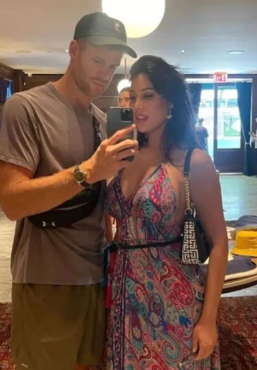 Εστρέλα Νούρι: Άναψε... φωτιές φορώντας το μπουρνούζι του Ολυμπιακού - Βίντεο 