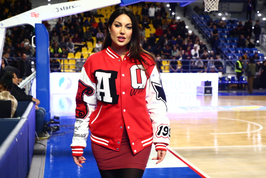 Εστρέλα Νούρι: Άναψε... φωτιές φορώντας το μπουρνούζι του Ολυμπιακού - Βίντεο 