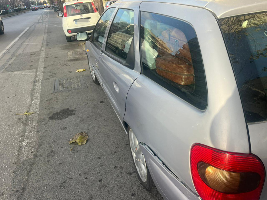 Επεισοδιακή διάρρηξη ΙΧ στη Θεσσαλονίκη - Οι δράστες συγκρούστηκαν με άλλο όχημα και διέφυγαν, δείτε φωτογραφίες