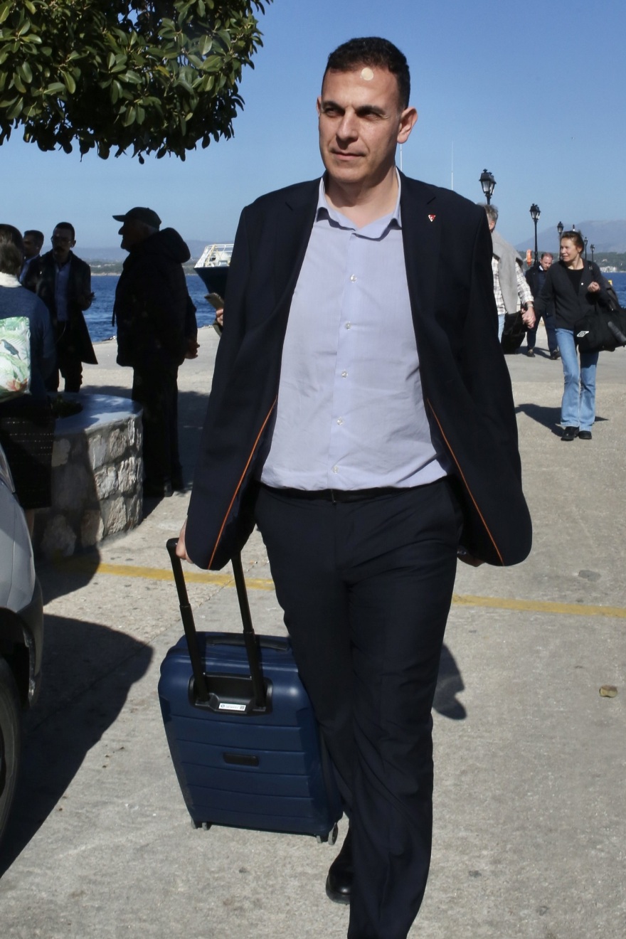 ΣΥΡΙΖΑ: Σαν σ' εκδρομή οι βουλευτές στις Σπέτσες για τη συνεδρίαση της ΚΟ - Δείτε 20 χαρακτηριστικά στιγμιότυπα