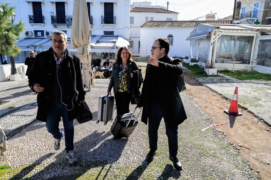 ΣΥΡΙΖΑ: Σαν σ' εκδρομή οι βουλευτές στις Σπέτσες για τη συνεδρίαση της ΚΟ - Δείτε 20 χαρακτηριστικά στιγμιότυπα