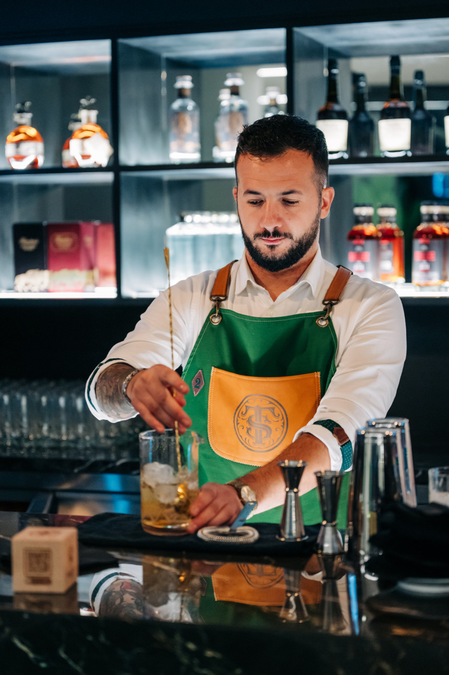 Το κλειστό γήπεδο μπάσκετ του ΟΑΚΑ μεταμορφώνεται: Το vip lounge, το cigar room και το μπαρ με τα premium ποτά