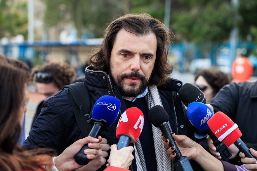 Επεισοδιακά ξεκινά η συνεδρίαση των Σπετσών: Το σκηνικό Ακρίτα - Καρανίκα και οι επιθέσεις στα social media