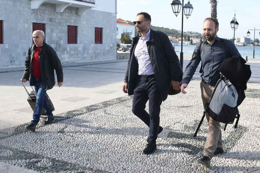 ΣΥΡΙΖΑ: Σαν σ' εκδρομή οι βουλευτές στις Σπέτσες για τη συνεδρίαση της ΚΟ - Δείτε 20 χαρακτηριστικά στιγμιότυπα