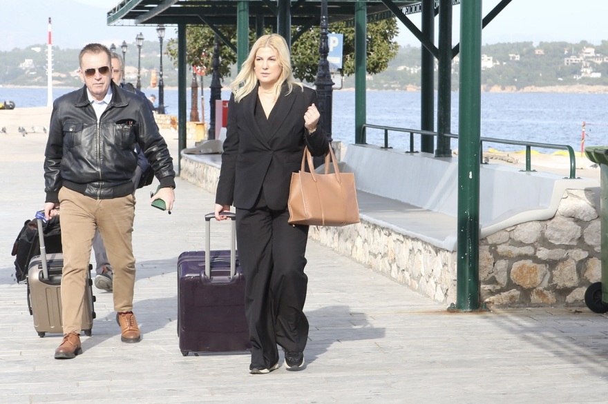 ΣΥΡΙΖΑ: Σαν σ' εκδρομή οι βουλευτές στις Σπέτσες για τη συνεδρίαση της ΚΟ - Δείτε 20 χαρακτηριστικά στιγμιότυπα