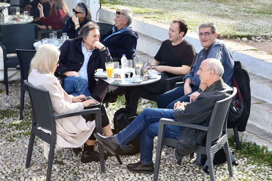 ΣΥΡΙΖΑ: Σαν σ' εκδρομή οι βουλευτές στις Σπέτσες για τη συνεδρίαση της ΚΟ - Δείτε 20 χαρακτηριστικά στιγμιότυπα