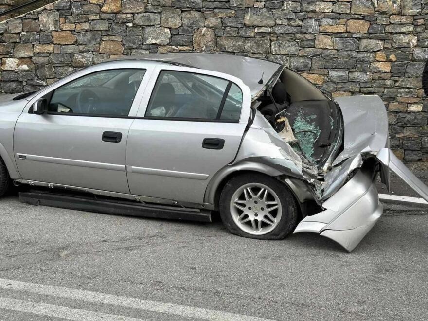 Ρέθυμνο: Βράχος αποκολλήθηκε και έπεσε πάνω σε αυτοκίνητο - Τη γλίτωσαν οι επιβαίνοντες