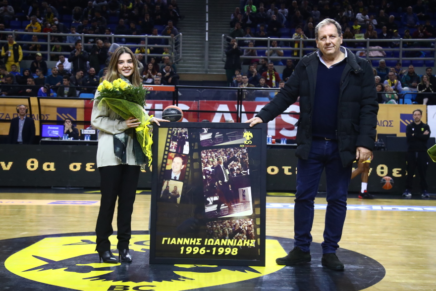 Συγκίνηση στα Άνω Λιόσια - Η ΑΕΚ τίμησε τη μνήμη του Γιάννη Ιωαννίδη - Παρούσα η κόρη του - Βίντεο