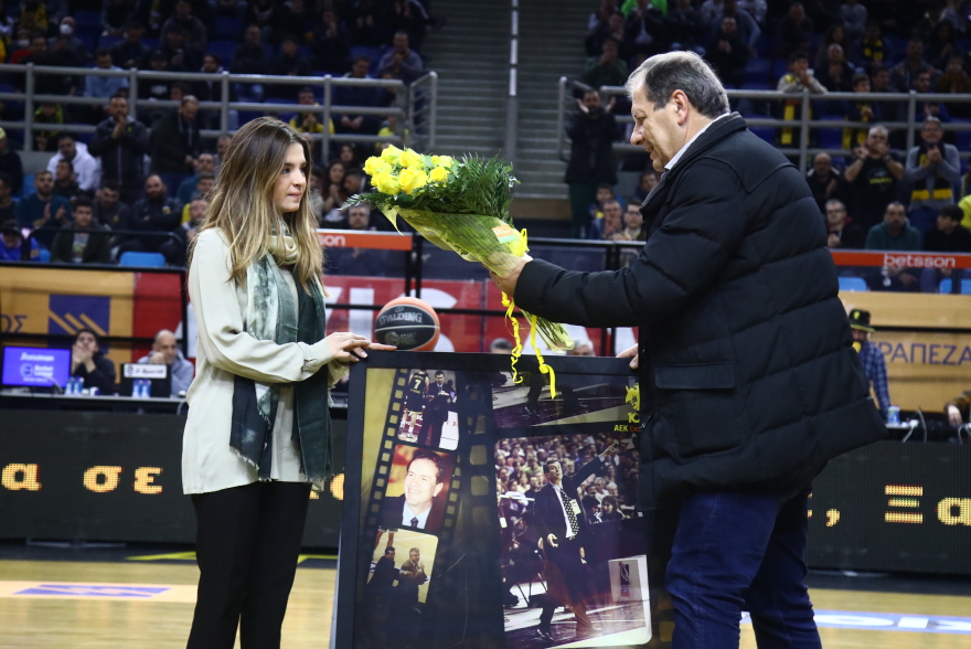 Συγκίνηση στα Άνω Λιόσια - Η ΑΕΚ τίμησε τη μνήμη του Γιάννη Ιωαννίδη - Παρούσα η κόρη του - Βίντεο