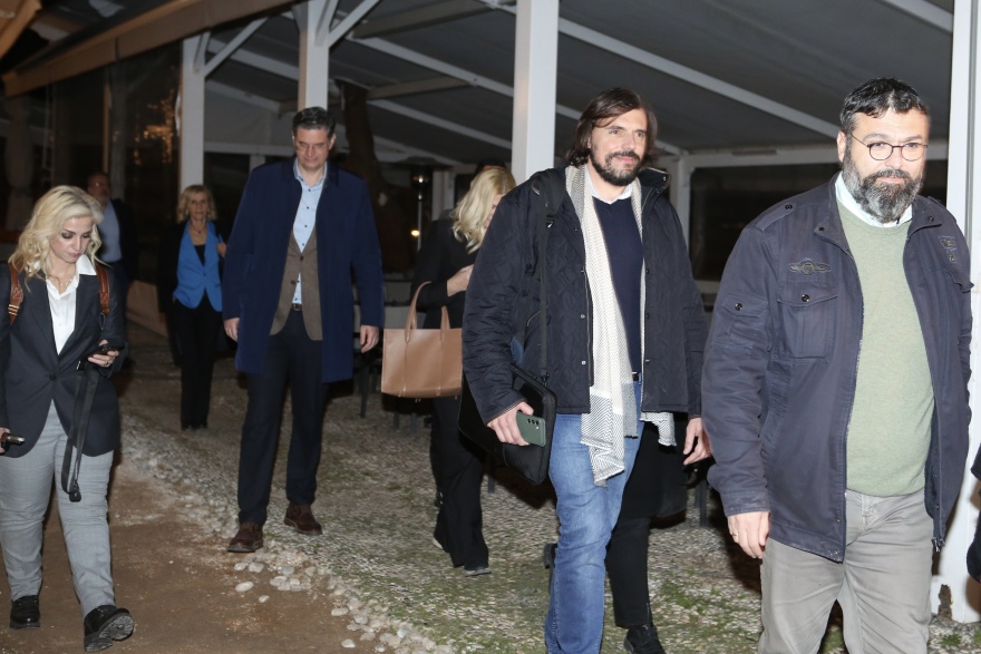 ΣΥΡΙΖΑ: Για ποτό μετά τη συζήτηση στο σπίτι του Κασσελάκη στις Σπέτσες - Δείτε βίντεο