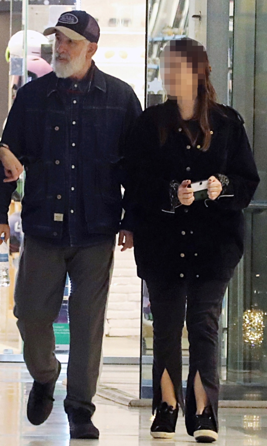 ﻿Πέτρος Φιλιππίδης: Εργάζεται στον ιδιωτικό τομέα όπως και η σύζυγός του, λέει ο δικηγόρος του