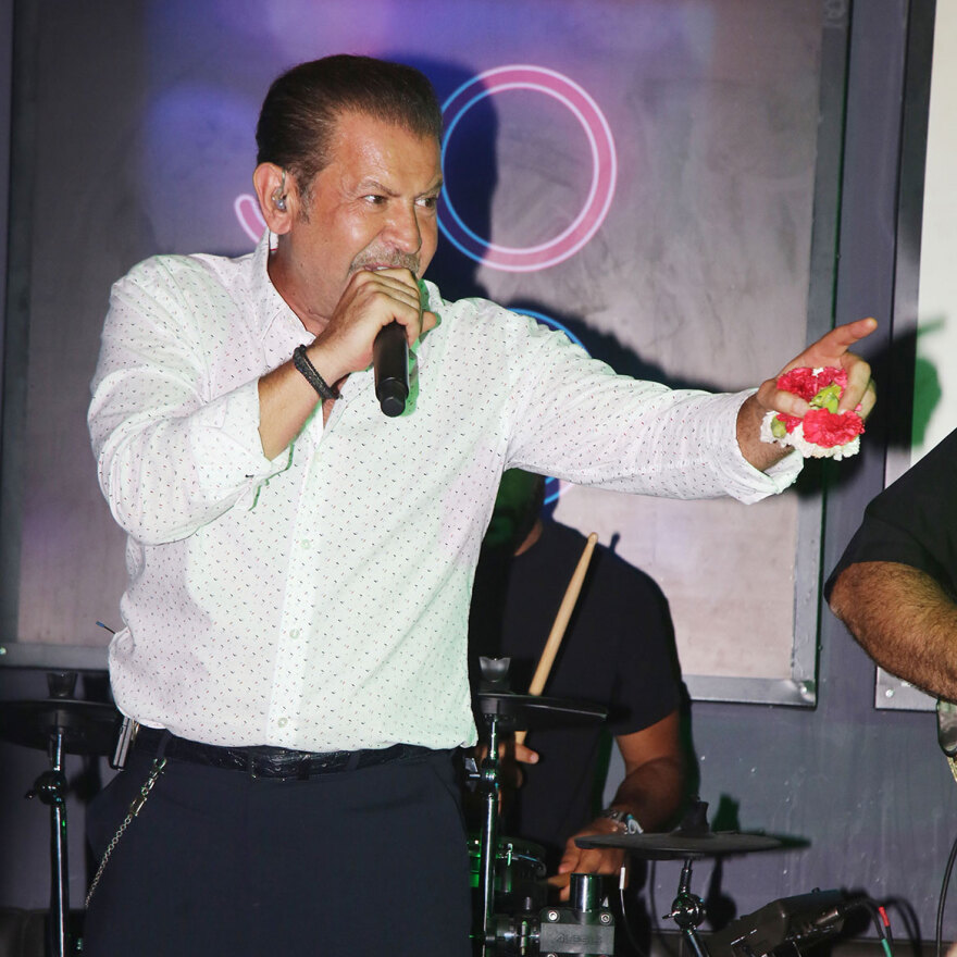 Χάρης Κωστόπουλος: Σε βαρύ κλίμα η κηδεία του - Πάλευαν μαζί με τον Βασίλη Καρρά τον καρκίνο, είπε ο γιος του στον επικήδειο