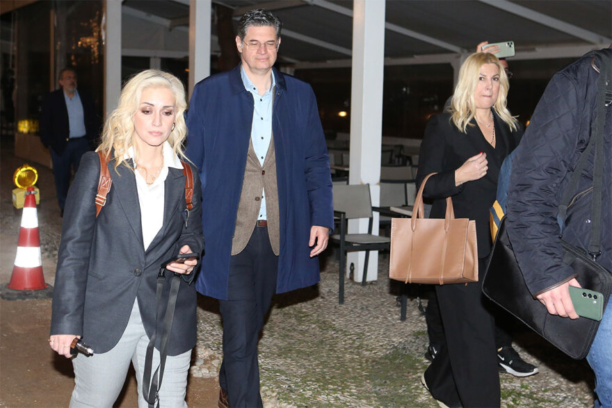 Τα μυστικά των Σπετσών: Τα αναμνηστικά δώρα στους βουλευτές του ΣΥΡΙΖΑ και τα... μαθήματα social media