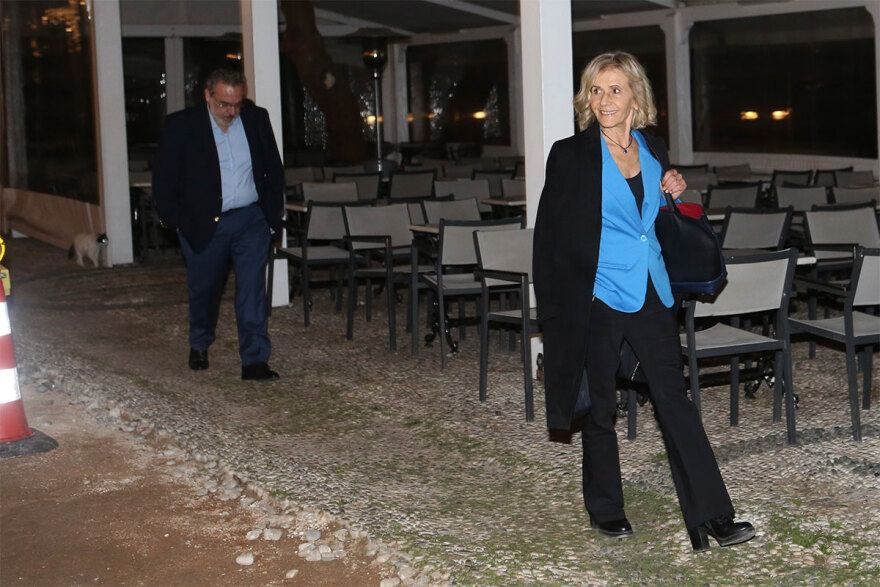 Τα μυστικά των Σπετσών: Τα αναμνηστικά δώρα στους βουλευτές του ΣΥΡΙΖΑ και τα... μαθήματα social media