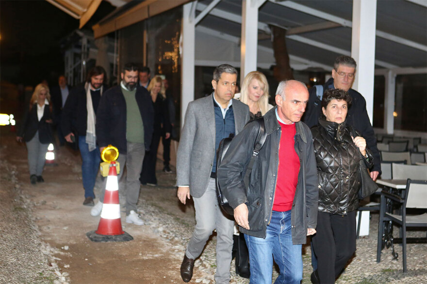 Τα μυστικά των Σπετσών: Τα αναμνηστικά δώρα στους βουλευτές του ΣΥΡΙΖΑ και τα... μαθήματα social media