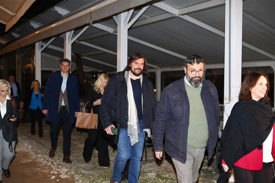 Τα μυστικά των Σπετσών: Τα αναμνηστικά δώρα στους βουλευτές του ΣΥΡΙΖΑ και τα... μαθήματα social media