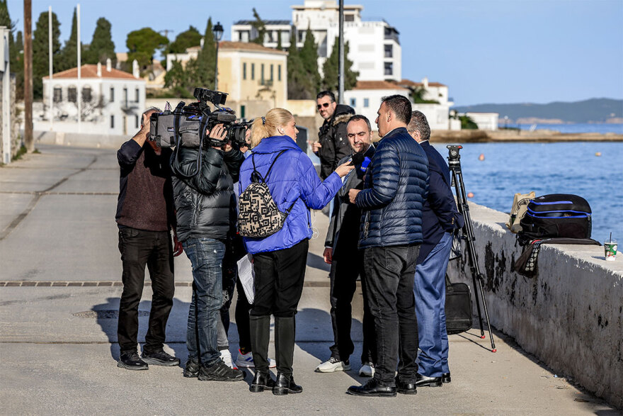 Τα μυστικά των Σπετσών: Τα αναμνηστικά δώρα στους βουλευτές του ΣΥΡΙΖΑ και τα... μαθήματα social media