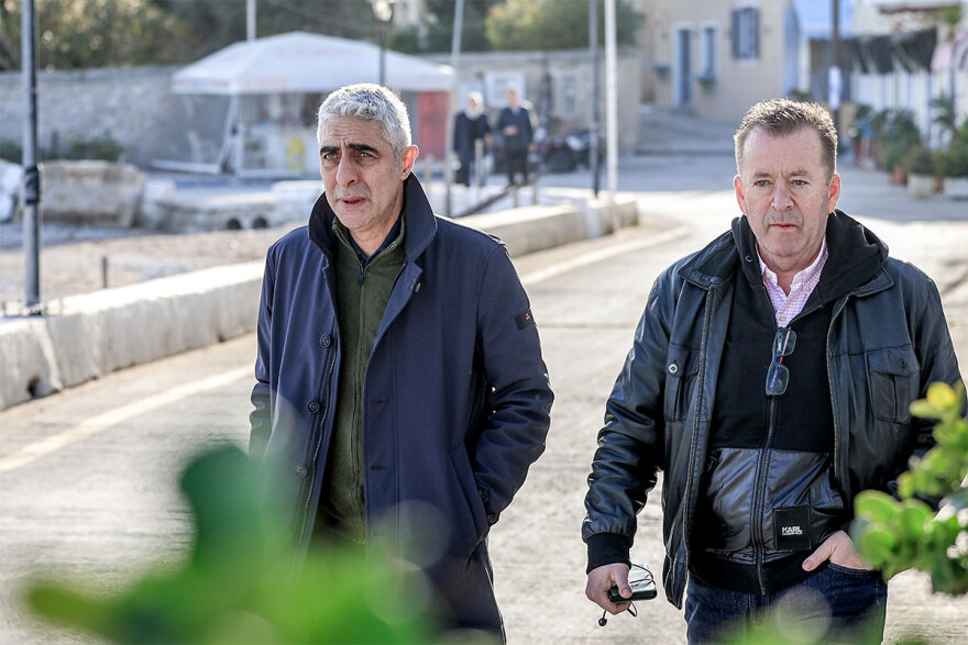 Τα μυστικά των Σπετσών: Τα αναμνηστικά δώρα στους βουλευτές του ΣΥΡΙΖΑ και τα... μαθήματα social media