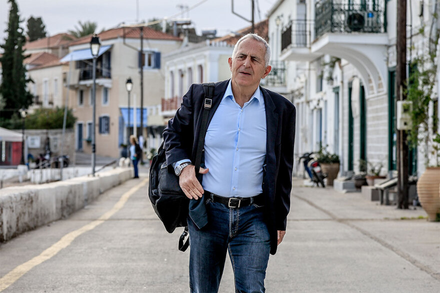 Τα μυστικά των Σπετσών: Τα αναμνηστικά δώρα στους βουλευτές του ΣΥΡΙΖΑ και τα... μαθήματα social media