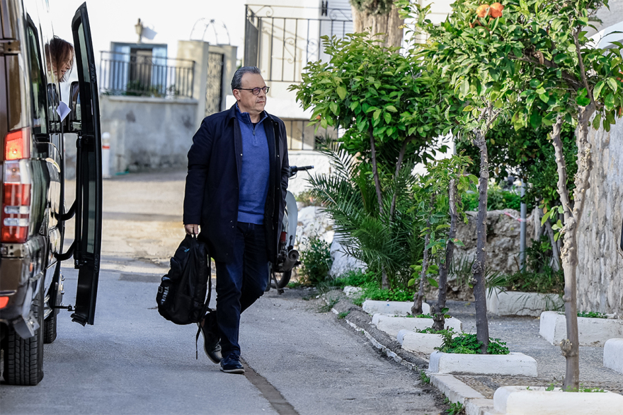 Τα μυστικά των Σπετσών: Τα αναμνηστικά δώρα στους βουλευτές του ΣΥΡΙΖΑ και τα... μαθήματα social media