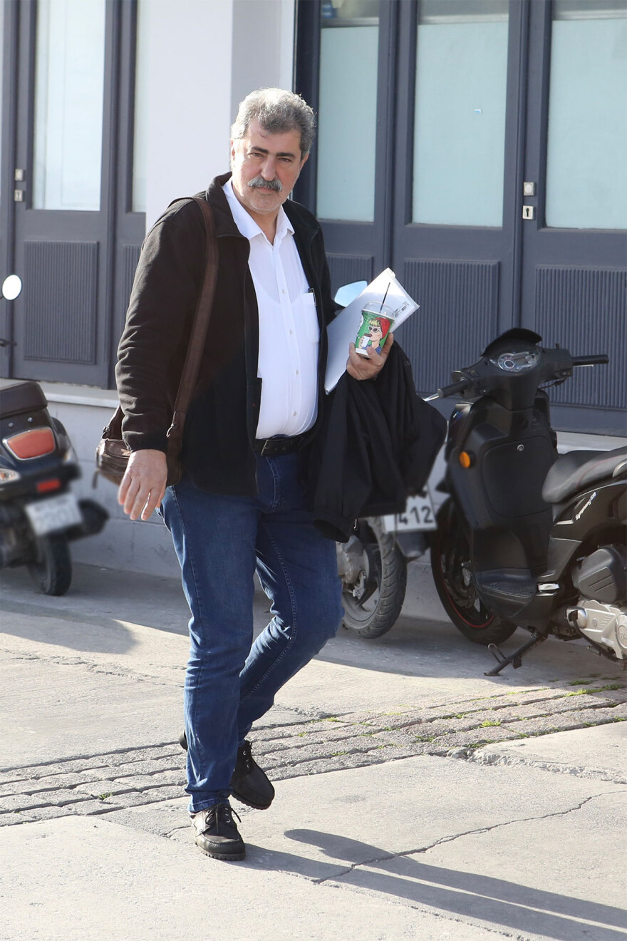 Τα μυστικά των Σπετσών: Τα αναμνηστικά δώρα στους βουλευτές του ΣΥΡΙΖΑ και τα... μαθήματα social media