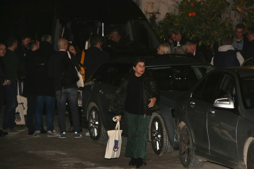 Παραπλάνηση Κασσελάκη στις Σπέτσες: Πήγε κρυφά στο εστιατόριο, έκαναν το γύρο του τετραγώνου βουλευτές, για να κρυφτούν από τις κάμερες