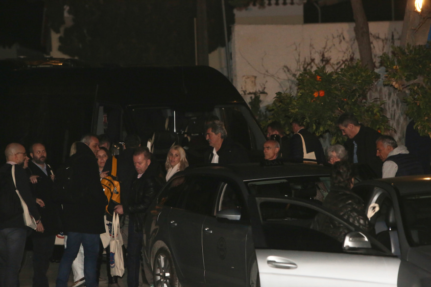 Παραπλάνηση Κασσελάκη στις Σπέτσες: Πήγε κρυφά στο εστιατόριο, έκαναν το γύρο του τετραγώνου βουλευτές, για να κρυφτούν από τις κάμερες