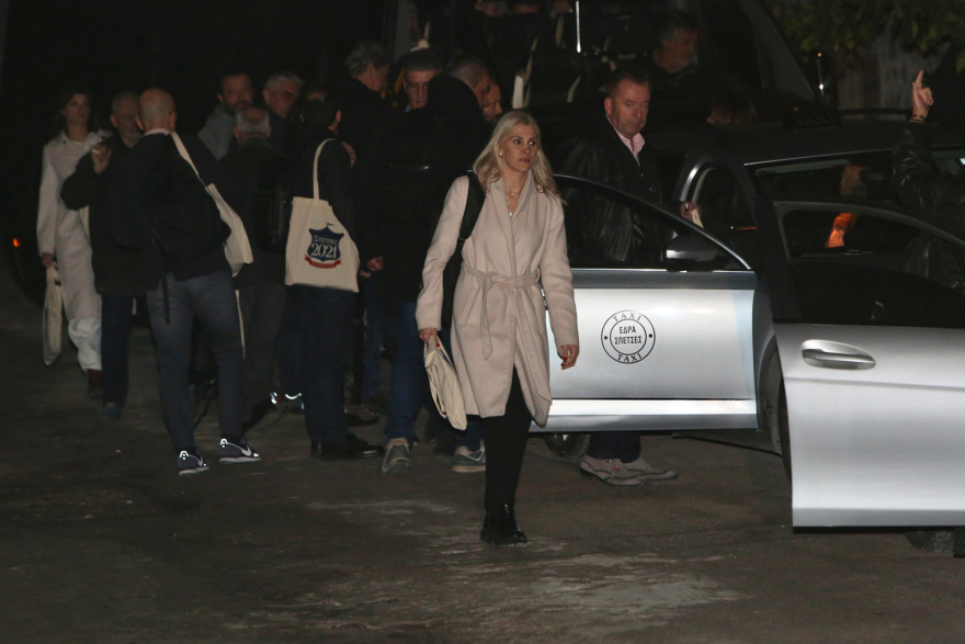 Παραπλάνηση Κασσελάκη στις Σπέτσες: Πήγε κρυφά στο εστιατόριο, έκαναν το γύρο του τετραγώνου βουλευτές, για να κρυφτούν από τις κάμερες