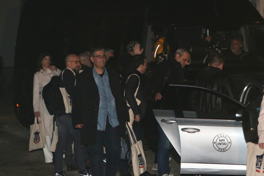 Παραπλάνηση Κασσελάκη στις Σπέτσες: Πήγε κρυφά στο εστιατόριο, έκαναν το γύρο του τετραγώνου βουλευτές, για να κρυφτούν από τις κάμερες