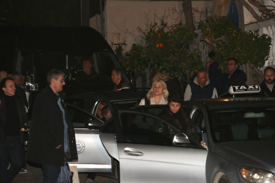 Παραπλάνηση Κασσελάκη στις Σπέτσες: Πήγε κρυφά στο εστιατόριο, έκαναν το γύρο του τετραγώνου βουλευτές, για να κρυφτούν από τις κάμερες