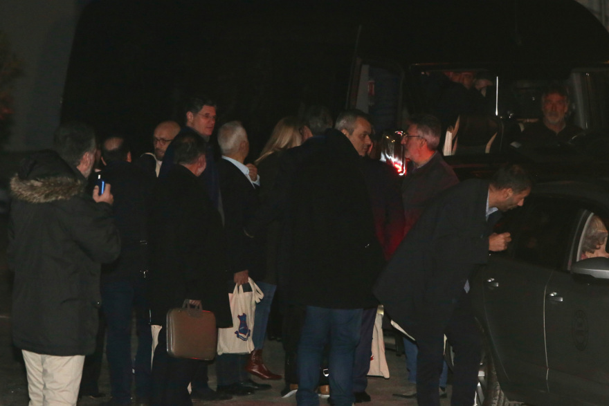 Παραπλάνηση Κασσελάκη στις Σπέτσες: Πήγε κρυφά στο εστιατόριο, έκαναν το γύρο του τετραγώνου βουλευτές, για να κρυφτούν από τις κάμερες