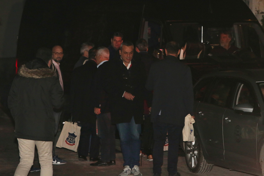 Παραπλάνηση Κασσελάκη στις Σπέτσες: Πήγε κρυφά στο εστιατόριο, έκαναν το γύρο του τετραγώνου βουλευτές, για να κρυφτούν από τις κάμερες