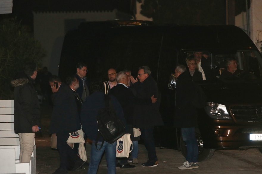 Παραπλάνηση Κασσελάκη στις Σπέτσες: Πήγε κρυφά στο εστιατόριο, έκαναν το γύρο του τετραγώνου βουλευτές, για να κρυφτούν από τις κάμερες