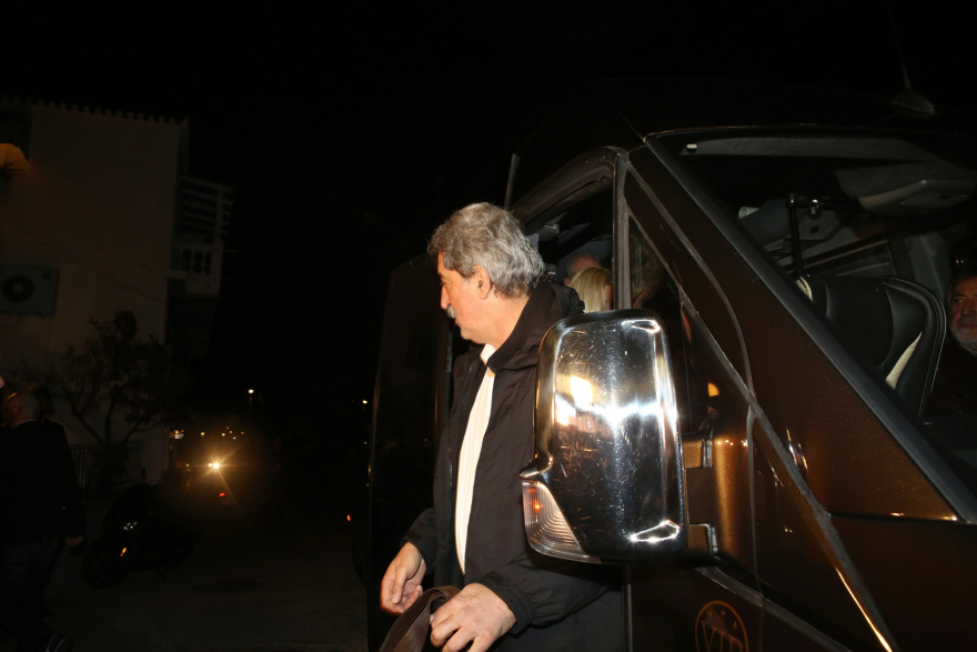 Παραπλάνηση Κασσελάκη στις Σπέτσες: Πήγε κρυφά στο εστιατόριο, έκαναν το γύρο του τετραγώνου βουλευτές, για να κρυφτούν από τις κάμερες