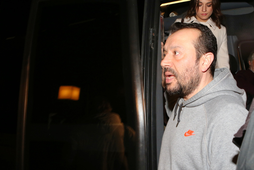 Παραπλάνηση Κασσελάκη στις Σπέτσες: Πήγε κρυφά στο εστιατόριο, έκαναν το γύρο του τετραγώνου βουλευτές, για να κρυφτούν από τις κάμερες