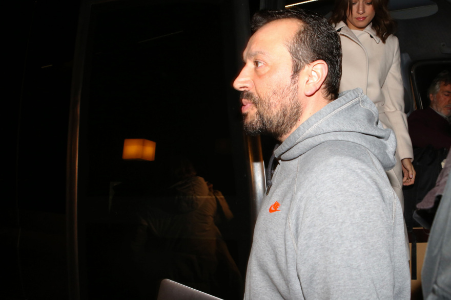 Παραπλάνηση Κασσελάκη στις Σπέτσες: Πήγε κρυφά στο εστιατόριο, έκαναν το γύρο του τετραγώνου βουλευτές, για να κρυφτούν από τις κάμερες