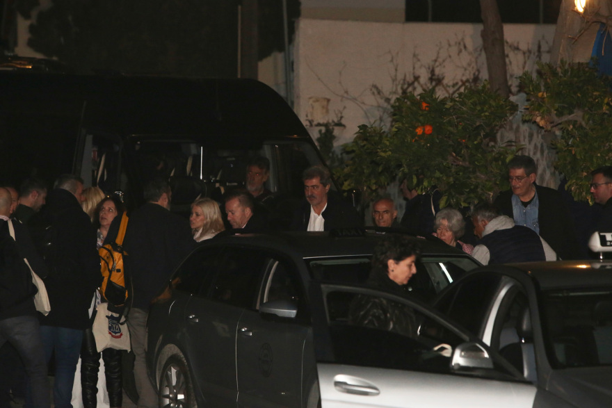 Παραπλάνηση Κασσελάκη στις Σπέτσες: Πήγε κρυφά στο εστιατόριο, έκαναν το γύρο του τετραγώνου βουλευτές, για να κρυφτούν από τις κάμερες