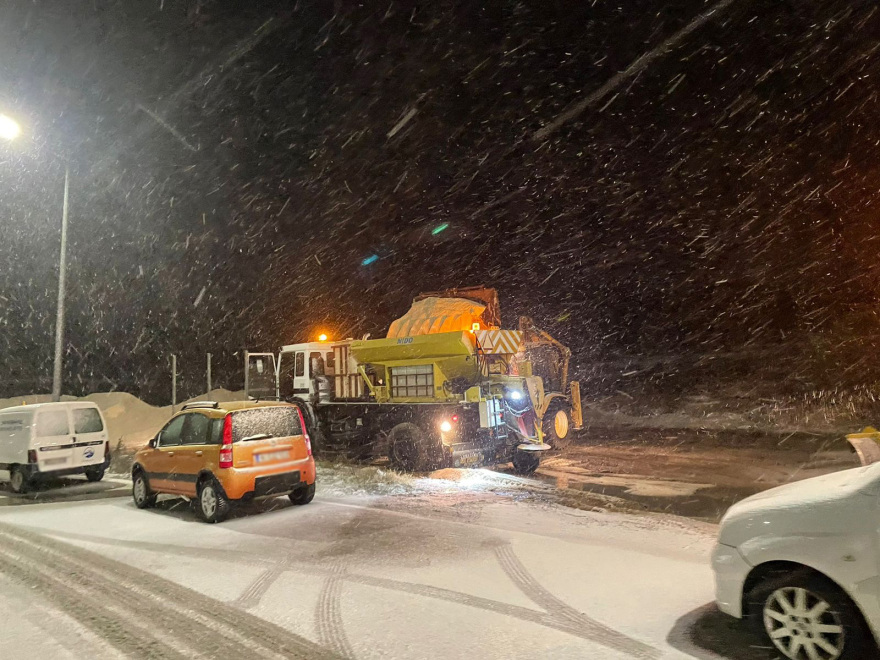 Καιρός: Χιόνια στη βόρεια Ελλάδα, τσουχτερό κρύο στη νότια - Απαγορευτικό απόπλου στα λιμάνια λόγω 9 μποφόρ