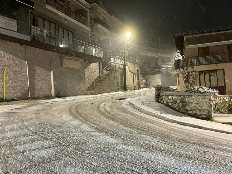 Καιρός: Χιόνια στη βόρεια Ελλάδα, τσουχτερό κρύο στη νότια - Απαγορευτικό απόπλου στα λιμάνια λόγω 9 μποφόρ