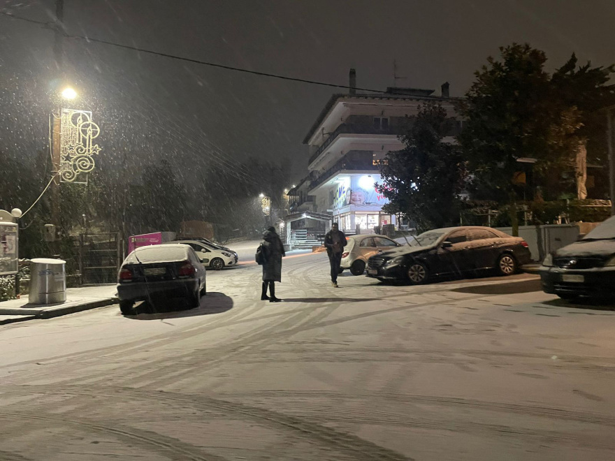 Καιρός: Χιόνια στη βόρεια Ελλάδα, τσουχτερό κρύο στη νότια - Απαγορευτικό απόπλου στα λιμάνια λόγω 9 μποφόρ