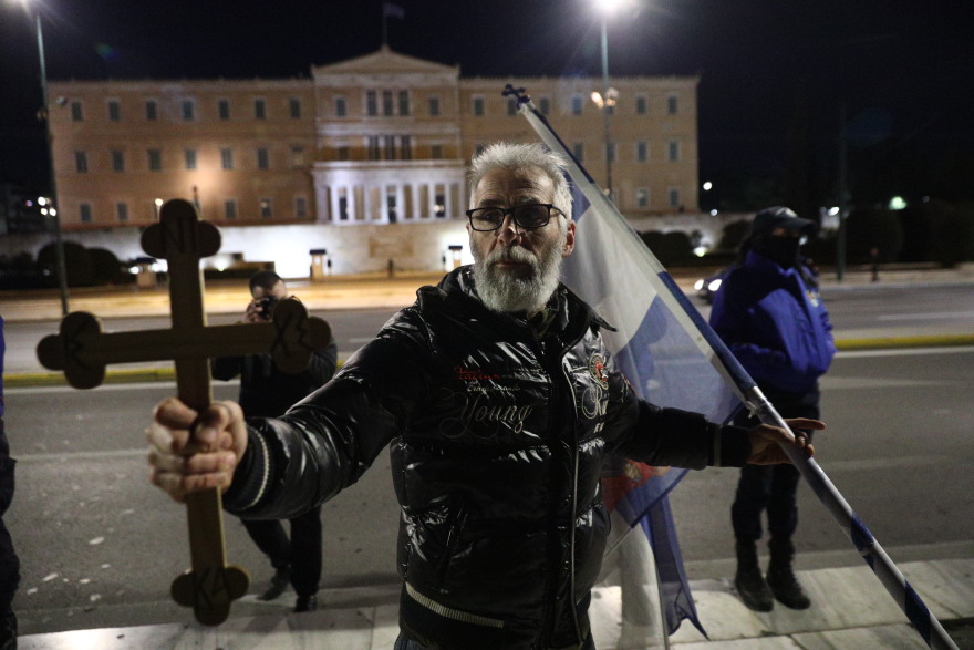 Γάμος ομόφυλων ζευγαριών: Με σταυρούς και χριστιανικές εικόνες η διαμαρτυρία στο Σύνταγμα 