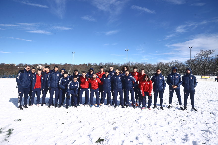 Άρης - Ολυμπιακός: Πήγαν για ποδόσφαιρο και έπαιξαν χιονοπόλεμο οι Νέοι των δύο ομάδων - Φωτογραφίες 