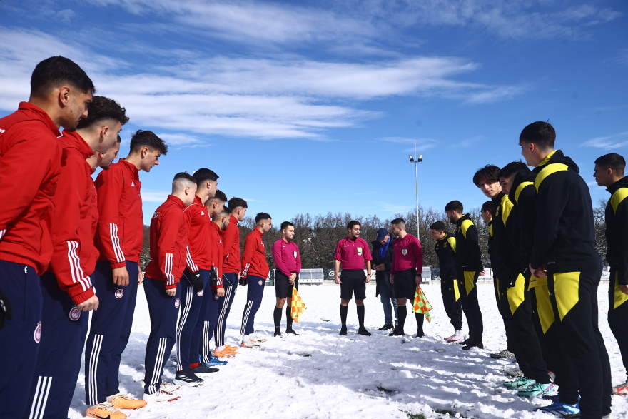 Άρης - Ολυμπιακός: Πήγαν για ποδόσφαιρο και έπαιξαν χιονοπόλεμο οι Νέοι των δύο ομάδων - Φωτογραφίες 