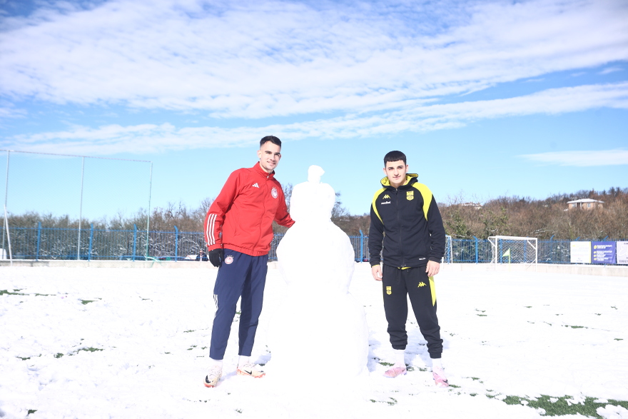 Άρης - Ολυμπιακός: Πήγαν για ποδόσφαιρο και έπαιξαν χιονοπόλεμο οι Νέοι των δύο ομάδων - Φωτογραφίες 